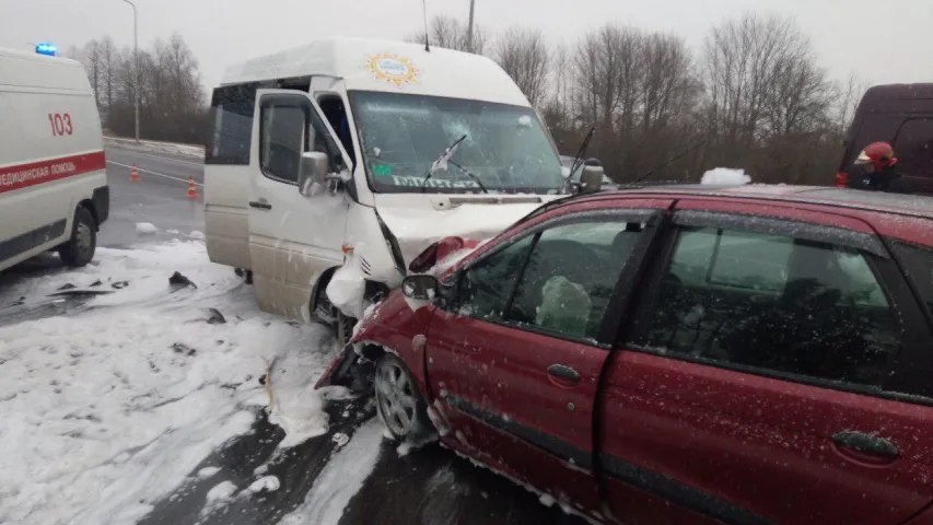 Пасля ДТЗ з маршруткай пад Маладзечна шпіталізавалі 9 чалавек