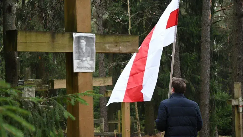 Дзяды скончыліся мітынгам у Курапатах: свечы, крыжы і ліст ад Пазняка