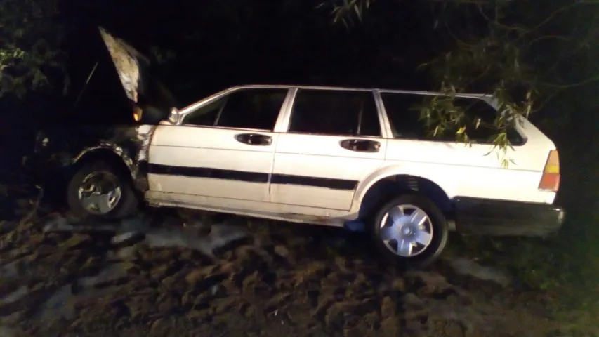 Пад Гродна з'ехаў у кювет і загарэўся аўтамабіль з п'яным кіроўцам за рулём