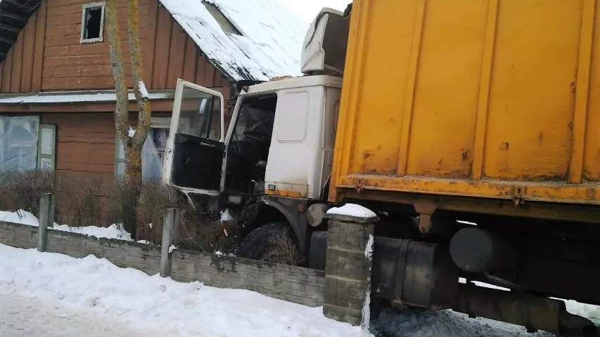 У вёсцы пад Гродна грузавік МАЗ урэзаўся ў жылы дом