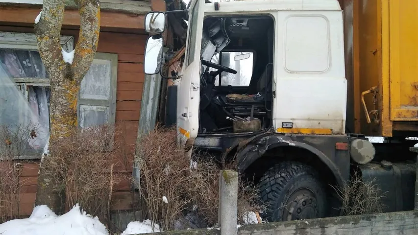 У вёсцы пад Гродна грузавік МАЗ урэзаўся ў жылы дом