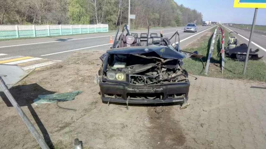 На Брэстчыне на аўтадарозе М-1 сутыкнуліся тры аўтамабілі, ёсць загінулы