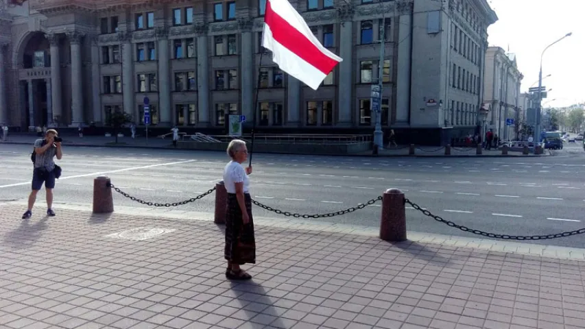 Актывісты правялі на плошчы Незалежнасці акцыю з нацыянальнымі сцягамі (фота)