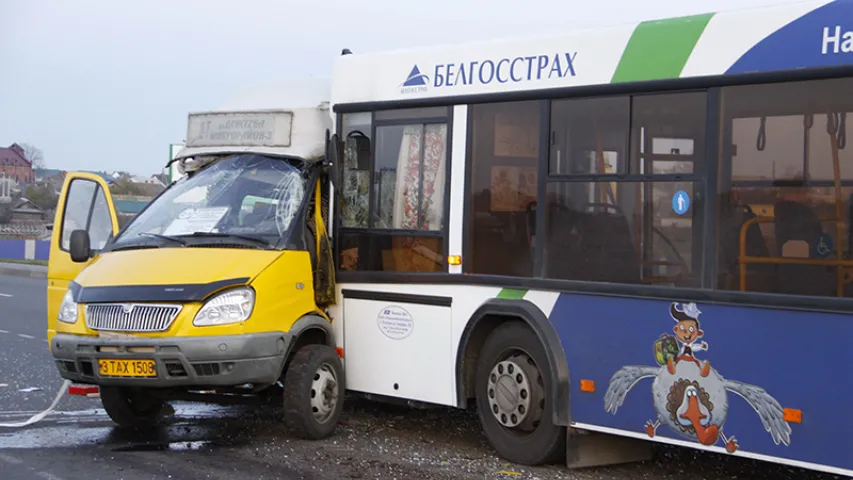 У Рагачове сутыкнуліся аўтобус і маршрутка, пацярпелі 9 чалавек (фота)