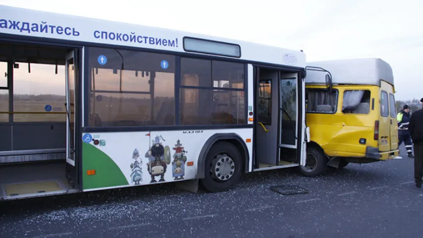 У Рагачове сутыкнуліся аўтобус і маршрутка, пацярпелі 9 чалавек (фота)