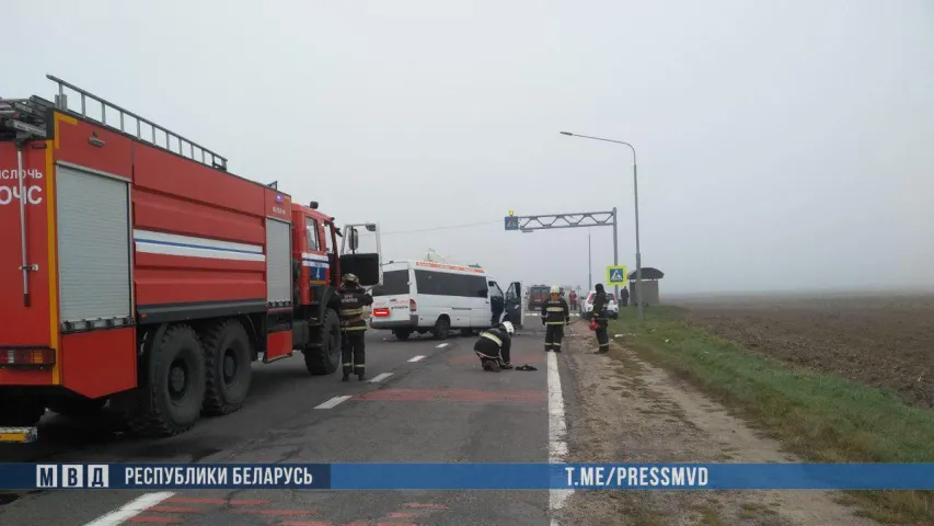 У Пухавіцкім раёне ў моцны туман у ДТЗ трапіла маршрутка, 8 пацярпелых