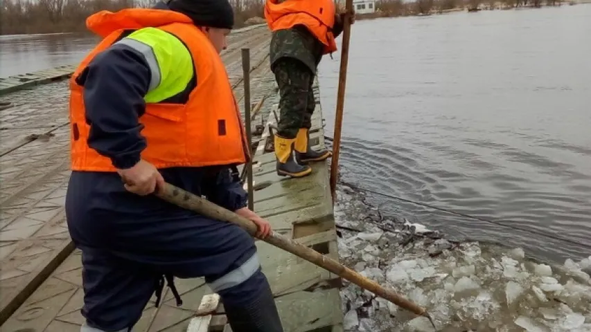 У Жыткавіцкім раёне лёд пагражаў пантоннай пераправе