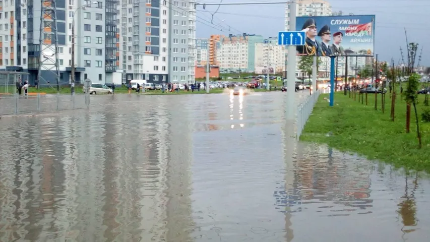 Падчас залевы ў Мінску на студэнтаў звалілася гандлёвая палатка