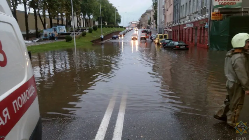 Падчас залевы ў Мінску на студэнтаў звалілася гандлёвая палатка