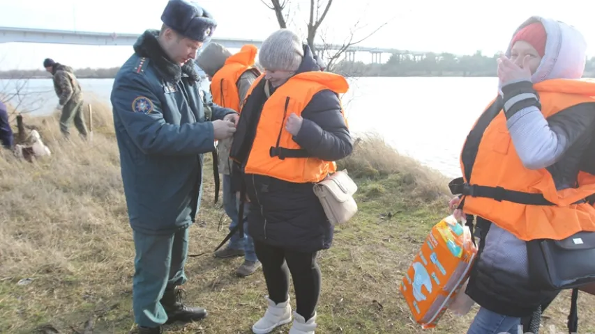 У раёне зачыненага моста катэры МНС перавезлі праз Прыпяць каля 100 чалавек