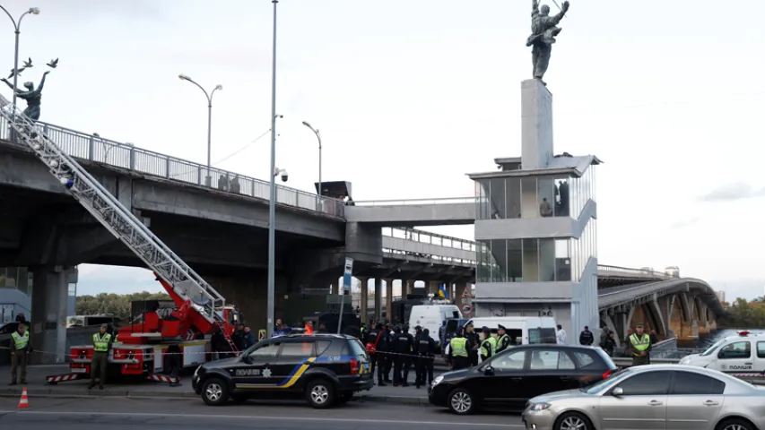 У Кіеве мужчына пагражаў узарваць мост Метро. Яго затрымалі