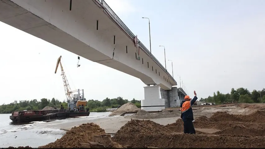 Мост з расколінай над Прыпяццю рыхтуюць да выбуху (фота)