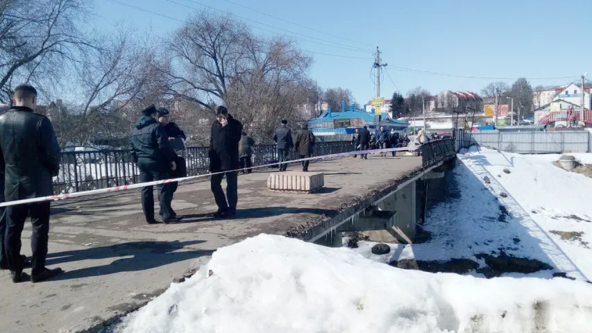 У Магілёве абрынулася металічная агароджа пешаходнага моста (фота)