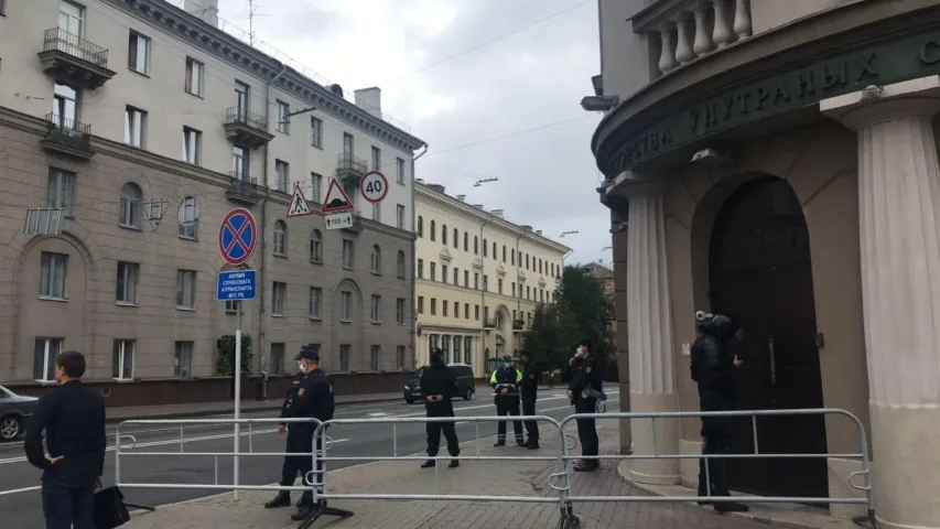 Акцыя каля будынка МУС у Мінску, сілавікі заблакавалі вуліцы. Стрым