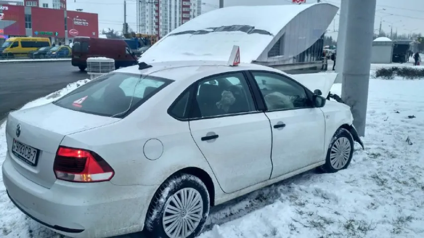 У Мінску ў ДТЗ трапіў вучэбны аўтамабіль, яго адкінула на некалькі метраў (фота)