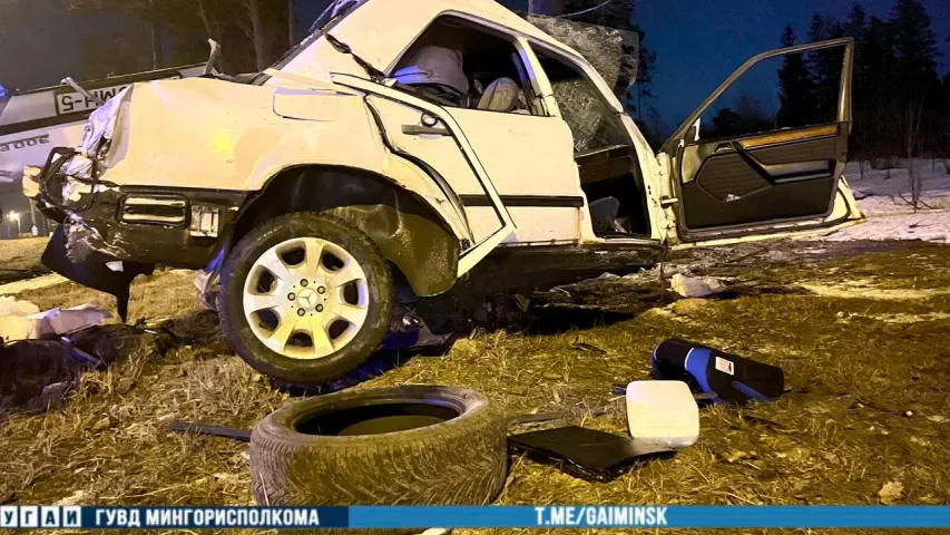 Уначы на МКАД загінуў 31-гадовы кіроўца, яго Mercedes разарвала на дзве часткі