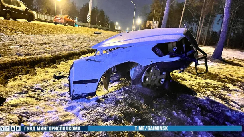 Уначы на МКАД загінуў 31-гадовы кіроўца, яго Mercedes разарвала на дзве часткі