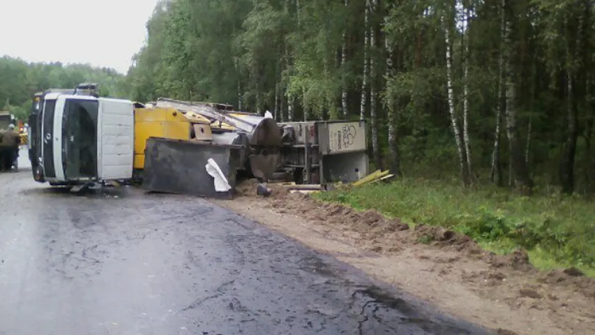 Пад Навагрудкам мукавоз насмерць збіў на ўзбочыне кіроўцу грузавіка (фота)