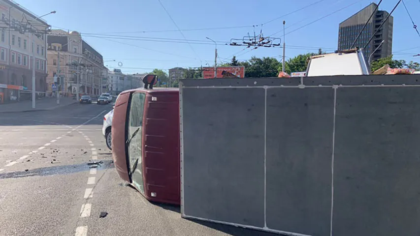 На Нямізе ў Мінску жорстка сутыкнуліся грузавік з прадуктамі і пазадарожнік