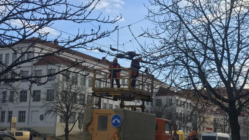 На Нямізе ў Мінску — вялізны затор: абарваліся тралейбусныя драты (фота)