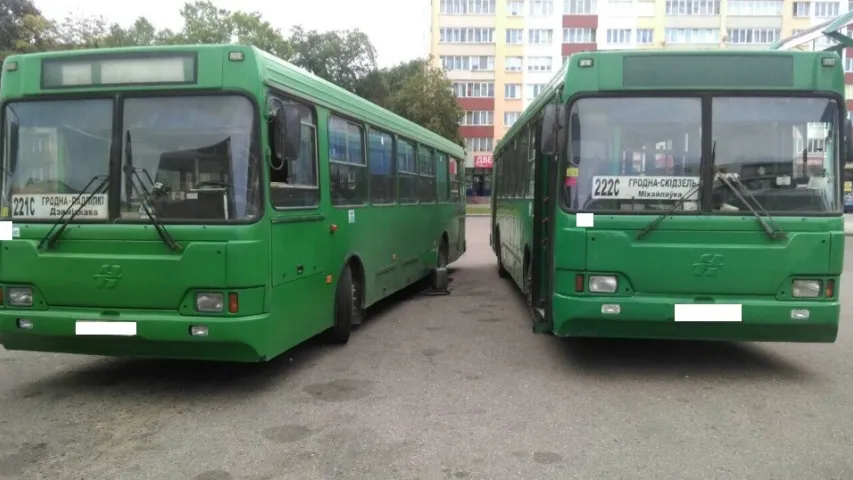 Кіроўцы злівалі паліва з аўтобусаў проста на вакзале