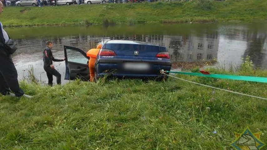 У Оршы аўтамабіль з'ехаў у раку, пакуль яго гаспадар быў на рынку