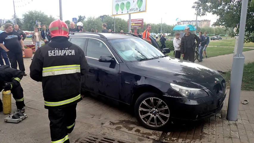 У Бабруйску жанчыну даставалі з-пад BMW, які на яе наехаў