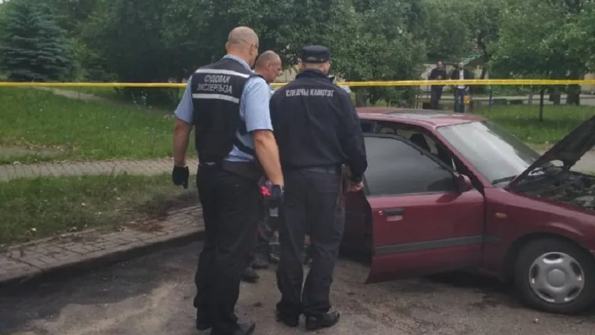 У Мінску падпалілі тры машыны, а побач раскідалі курыныя тушкі