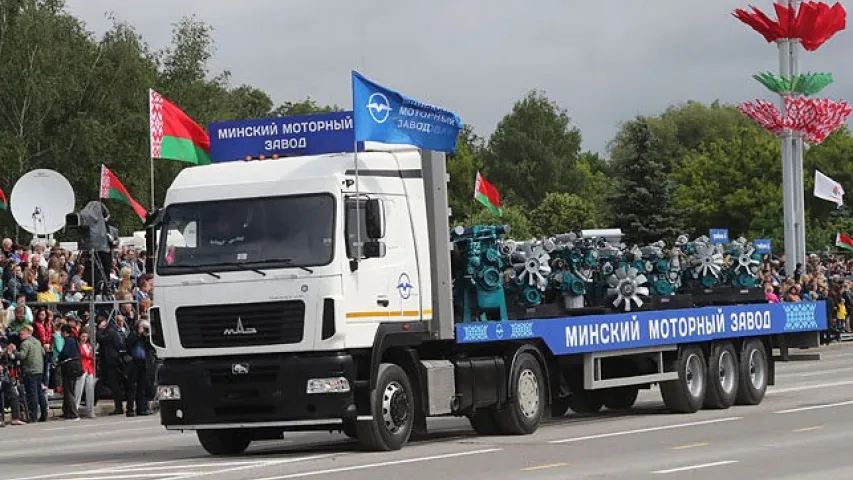 Парад на Дзень незалежнасці: танкі, трактары ў брылях, сасіскі і дываны