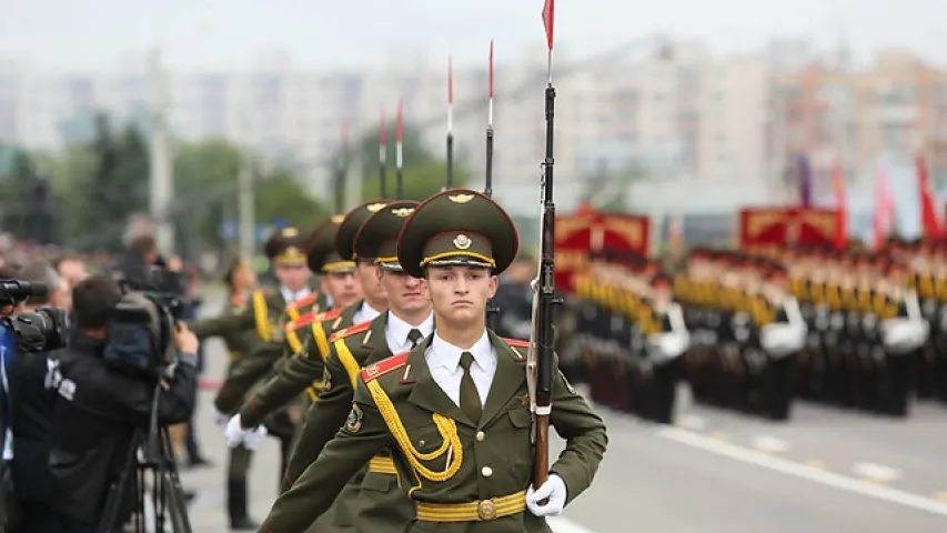 Парад на Дзень незалежнасці: танкі, трактары ў брылях, сасіскі і дываны