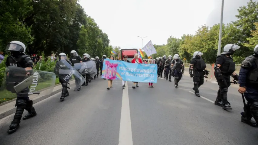 У Беластоку прайшоў гей-парад, паліцыя стрымлівала яго праціўнікаў