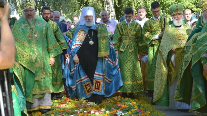 У Гомелі мітрапаліта Паўла сустрэлі дываном з жывых кветак