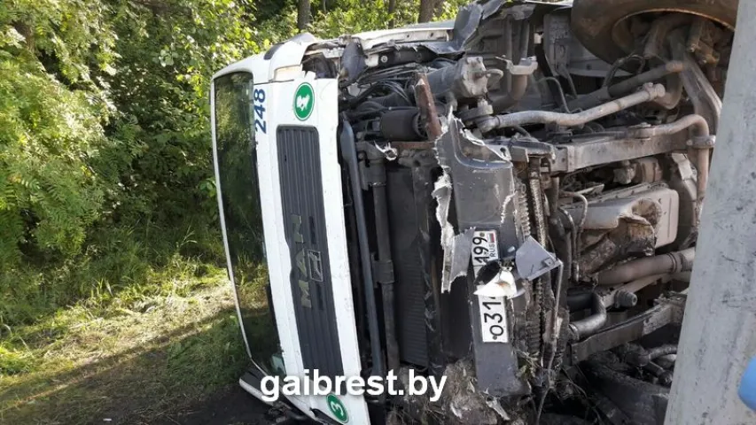 Пад Брэстам на фуры перакуліўся п'яны дальнабойшчык (фота)