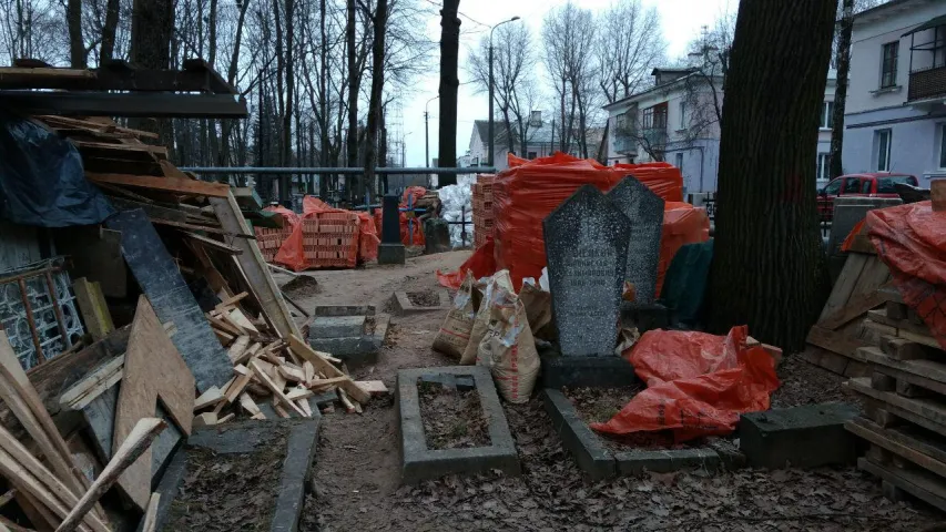 На Вайсковых могілках рамонт будынка, і будматэрыялы складваюць на магілы (фота)