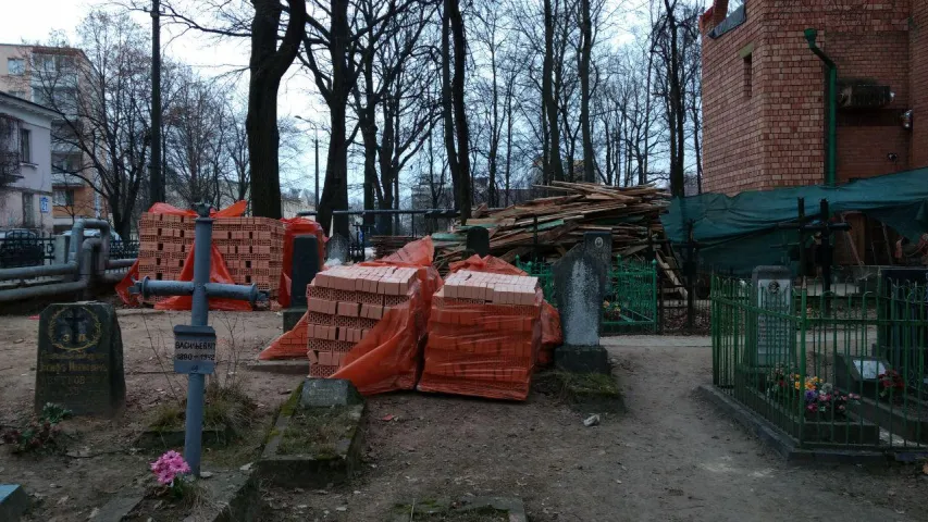 На Вайсковых могілках рамонт будынка, і будматэрыялы складваюць на магілы (фота)