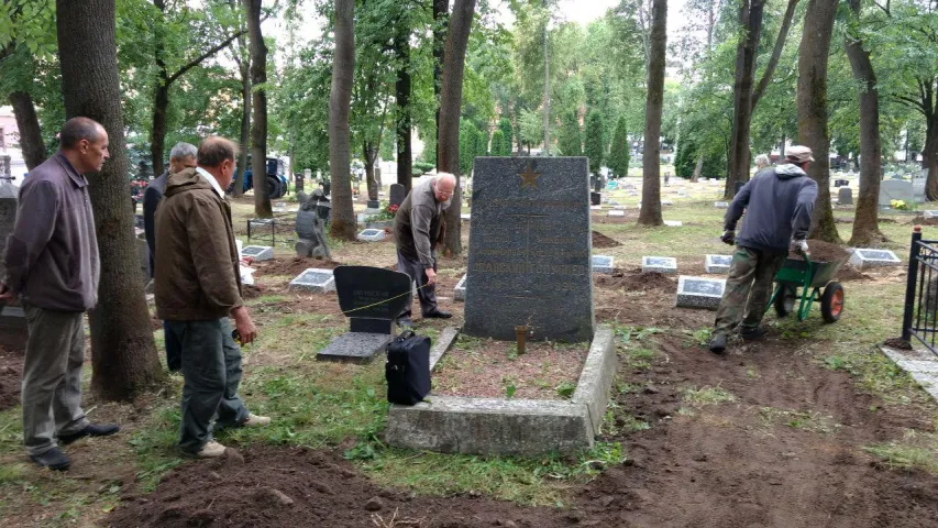 "Гэтым хіба што кароў агароджваць”. Як акультурваюць Вайсковыя могілкі ў Мінску