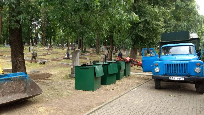 "Гэтым хіба што кароў агароджваць”. Як акультурваюць Вайсковыя могілкі ў Мінску