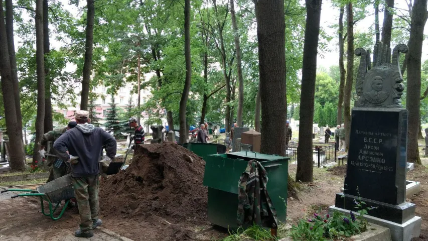 "Гэтым хіба што кароў агароджваць”. Як акультурваюць Вайсковыя могілкі ў Мінску