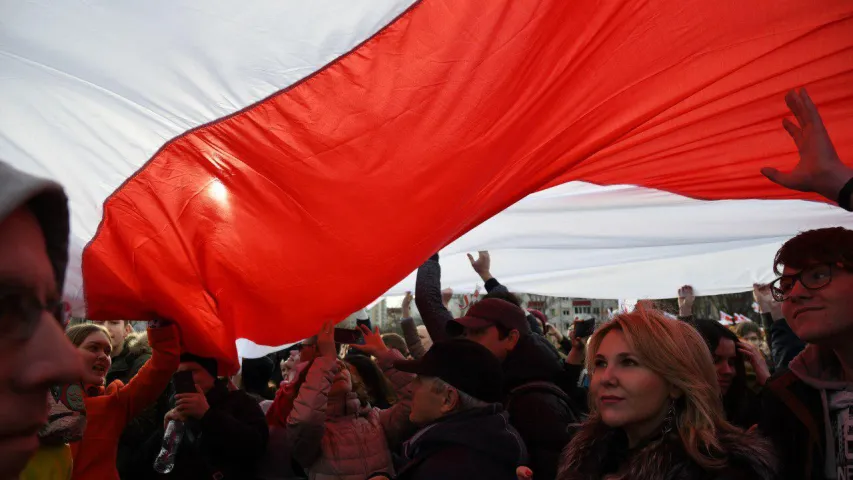 Падчас песні "Маё пакаленне" гледачы разгарнулі вялізны бел-чырвона-белы сцяг 