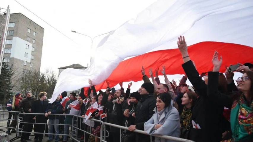 Падчас песні "Маё пакаленне" гледачы разгарнулі вялізны бел-чырвона-белы сцяг 