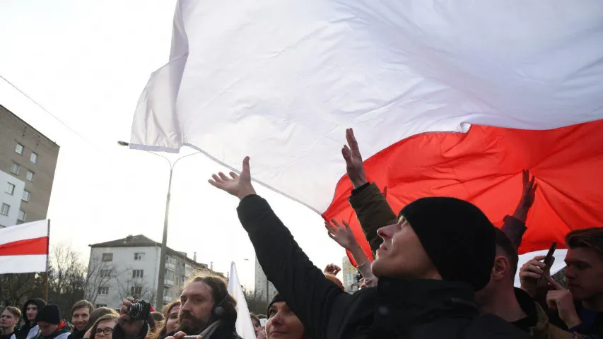 Падчас песні "Маё пакаленне" гледачы разгарнулі вялізны бел-чырвона-белы сцяг 