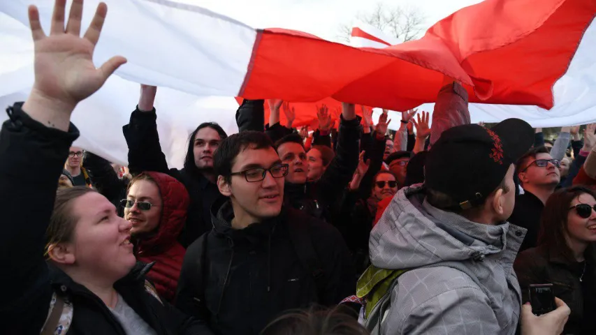 Падчас песні "Маё пакаленне" гледачы разгарнулі вялізны бел-чырвона-белы сцяг 