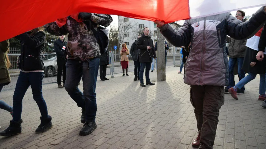 Падчас песні "Маё пакаленне" гледачы разгарнулі вялізны бел-чырвона-белы сцяг 