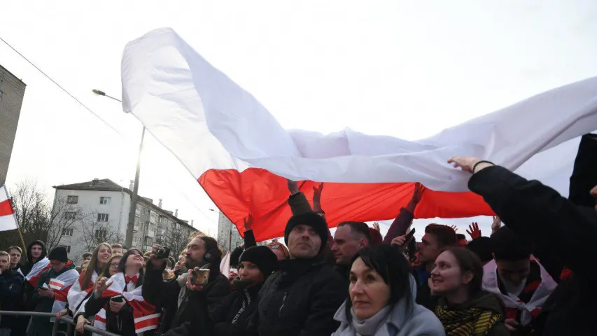 Падчас песні "Маё пакаленне" гледачы разгарнулі вялізны бел-чырвона-белы сцяг 