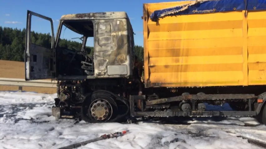 На трасе пад Мінскам загарэўся грузавік з пілавіннем