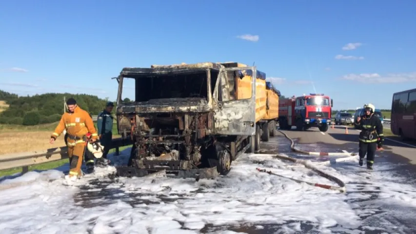 На трасе пад Мінскам загарэўся грузавік з пілавіннем