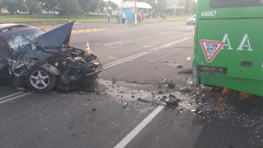 П'яны пінчук на легкавушцы ўрэзаўся ў аўтобус на прыпынку (фота)