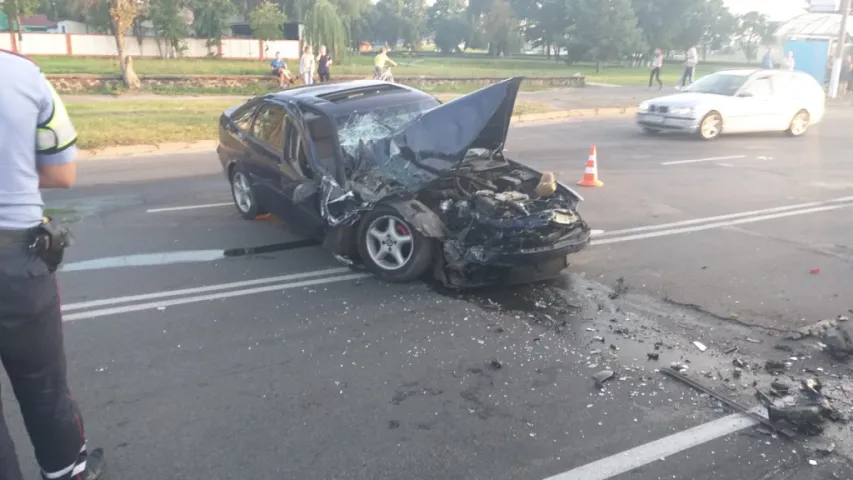 П'яны пінчук на легкавушцы ўрэзаўся ў аўтобус на прыпынку (фота)