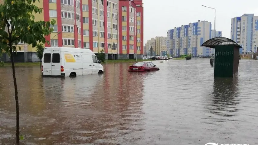 Моцная залева ў Пінску: людзі плавалі па вуліцах у лодцы (відэа)