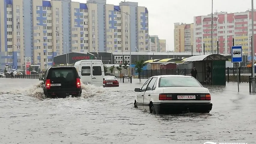 Моцная залева ў Пінску: людзі плавалі па вуліцах у лодцы (відэа)